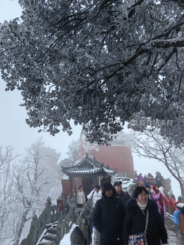 湖北武当山景区冬天大雪雾凇古建筑旅游