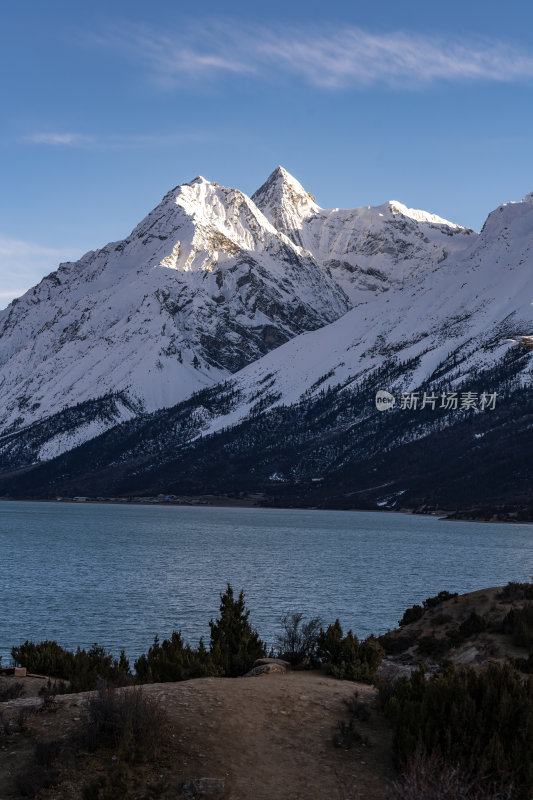 西藏昌都然乌湖来古雪山冰湖环绕静谧胡静