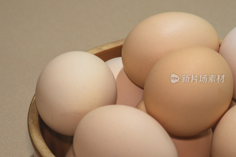 静物陶碗中装着多个农家鸡蛋的特写镜头