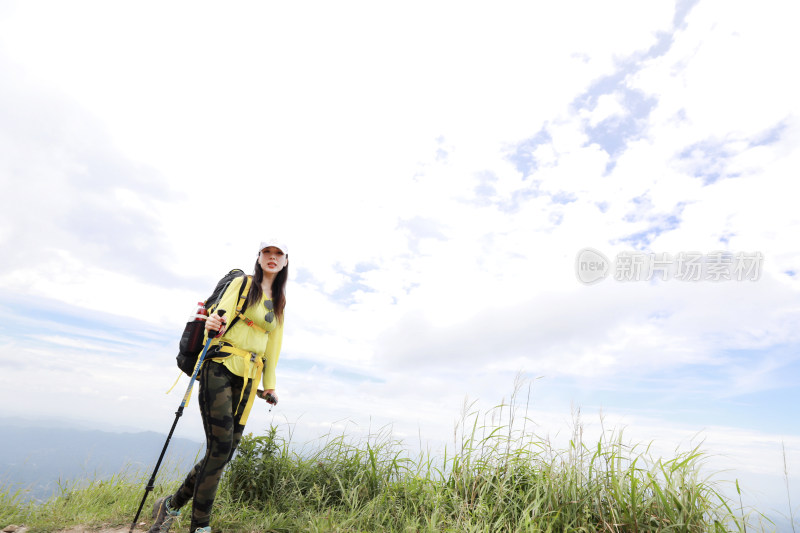 山间草地与层叠山脉风景  武功山 徒步