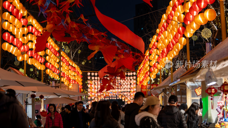 成都铁像寺水街新年氛围吸引市民打卡游玩