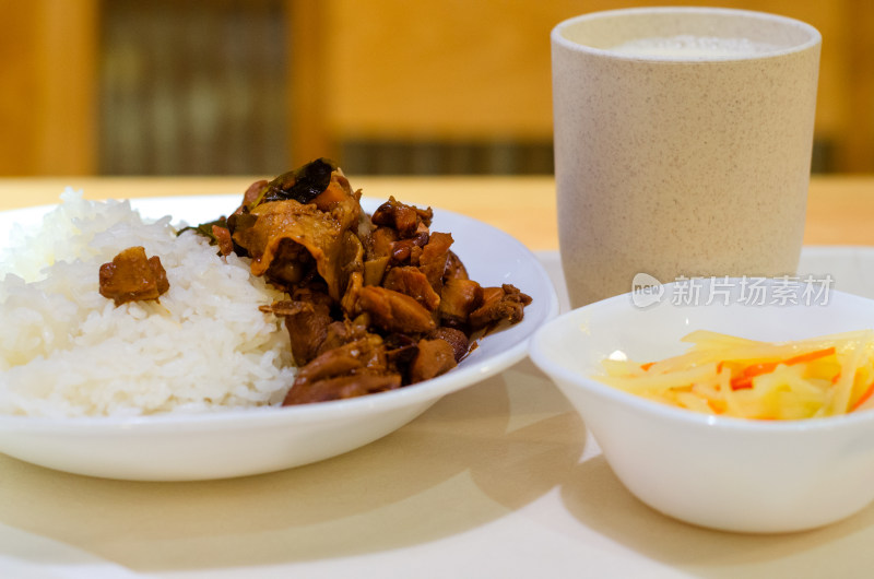 鸡肉米饭和小菜、豆浆套餐