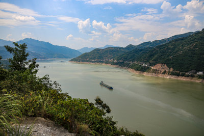 长江三峡上行驶的船舶，西陵峡，兵书宝剑峡