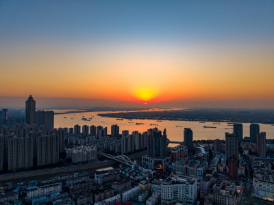 城市河畔日落全景