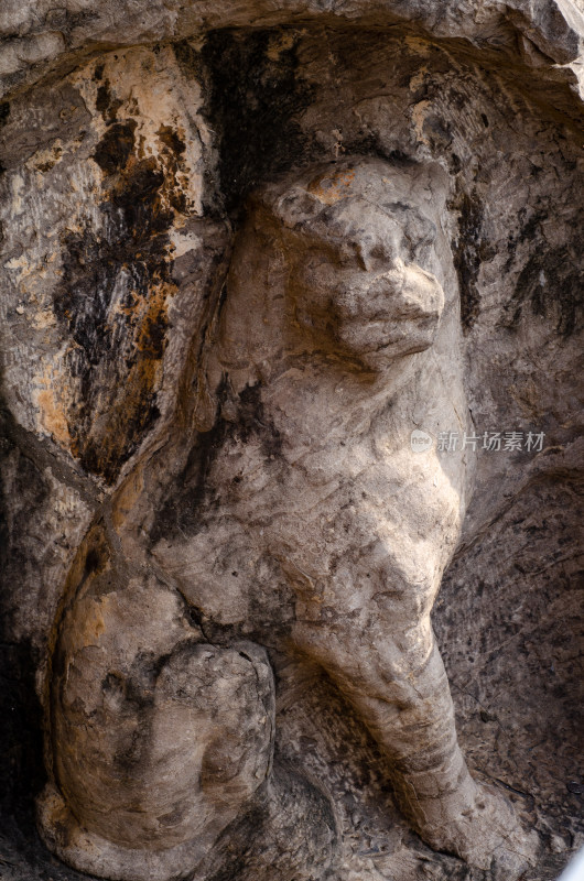 河南洛阳龙门石窟的一个神兽石雕