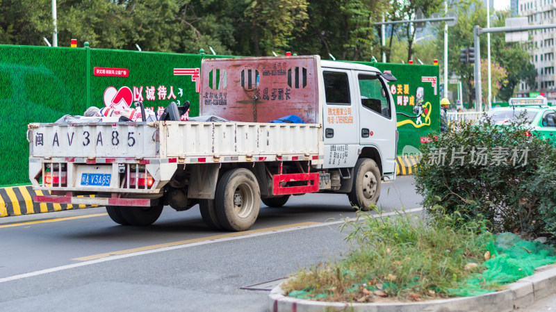 道路上行驶的载货小货车