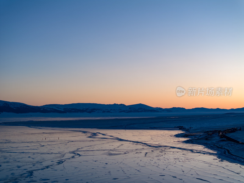 新疆冬季赛里木湖雪景雪山冰湖蓝冰日照金山