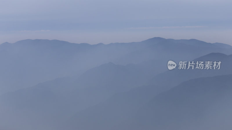 云雾笼罩下的连绵群山远景