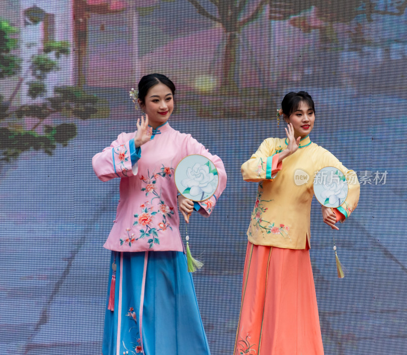 身着传统服饰的女子舞台表演