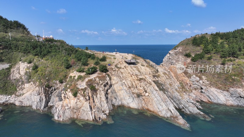 航拍威海市环翠区北环海路猫头山秋季风景