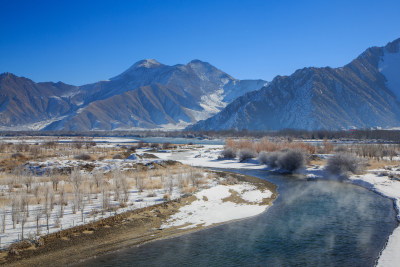 中国西藏冬季拉萨河雪景及拉萨河大桥