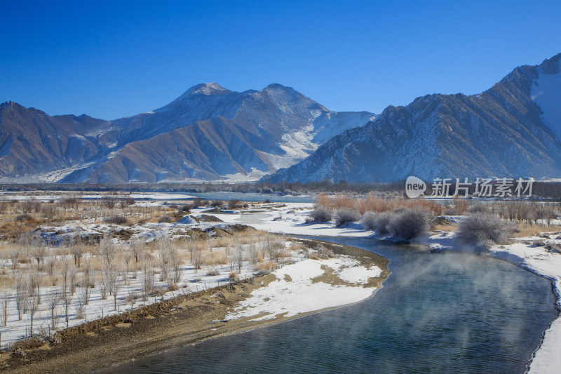 中国西藏冬季拉萨河雪景及拉萨河大桥