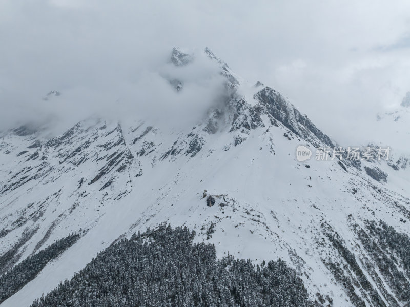 西藏林芝地区墨脱县多雄拉雪山高空航拍