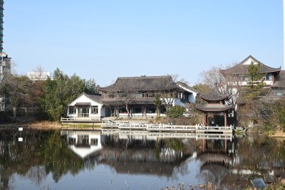 中式建筑湖畔风景