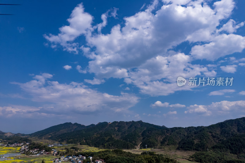 山川丘陵蓝天白云航拍图