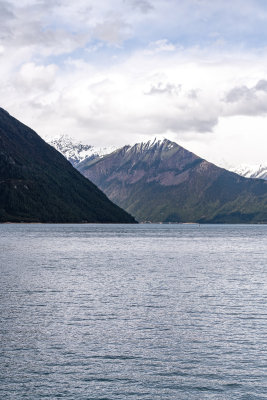 西藏林芝地区巴松错高原湖泊与雪山倒影