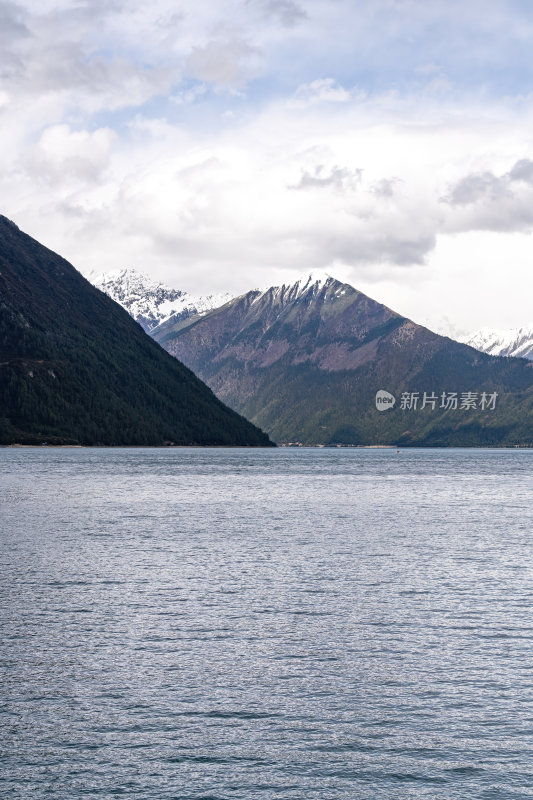 西藏林芝地区巴松错高原湖泊与雪山倒影