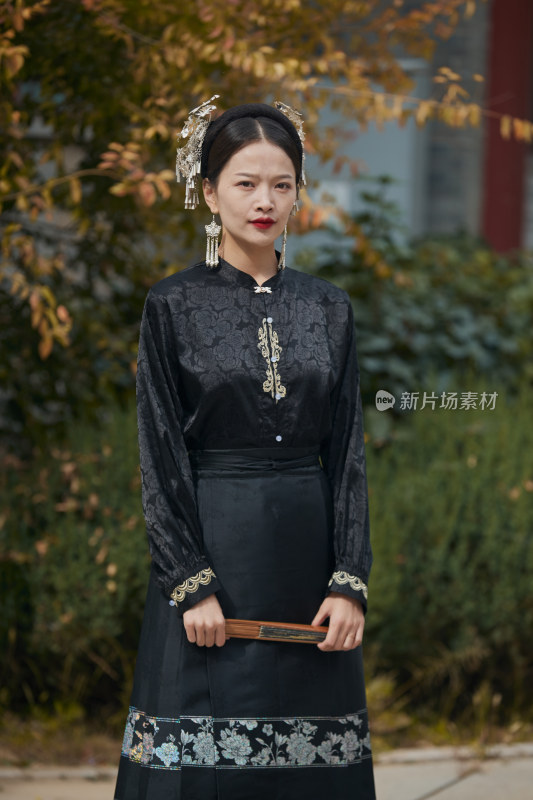 身穿中国汉族传统服饰马面裙的东方女性