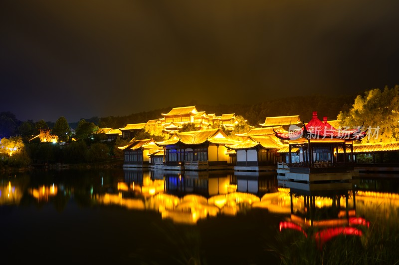 威海华夏城景区夏园古建筑湖水灯光倒影