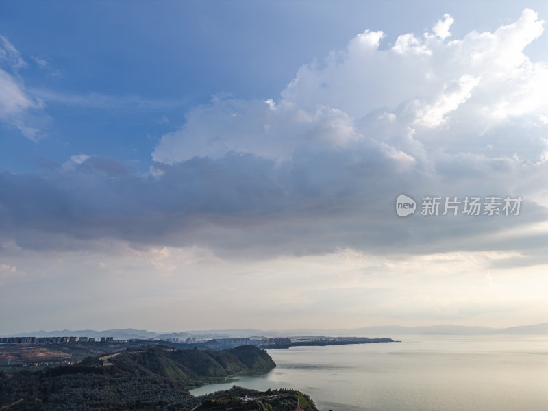 航拍滇池湖光山色的日落美景