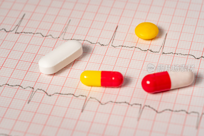 心电图上的药丸特写
