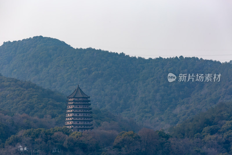 杭州钱塘江畔六合塔远景