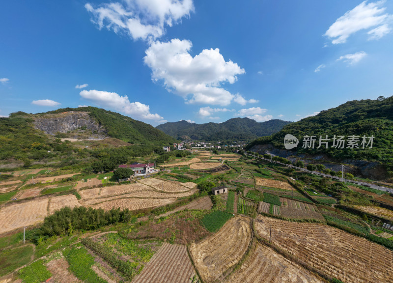 航拍蓝天白云下的青山河流村庄风光