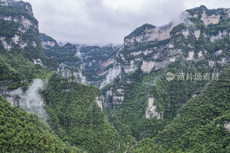 震撼三峡竹海自然风光陡峭山峰航拍摄影配图