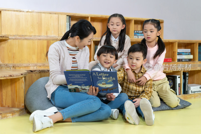 老师和学生在教室里看书