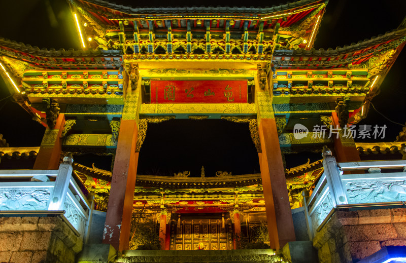 云南迪庆香格里拉龟山公园大佛寺中式牌坊