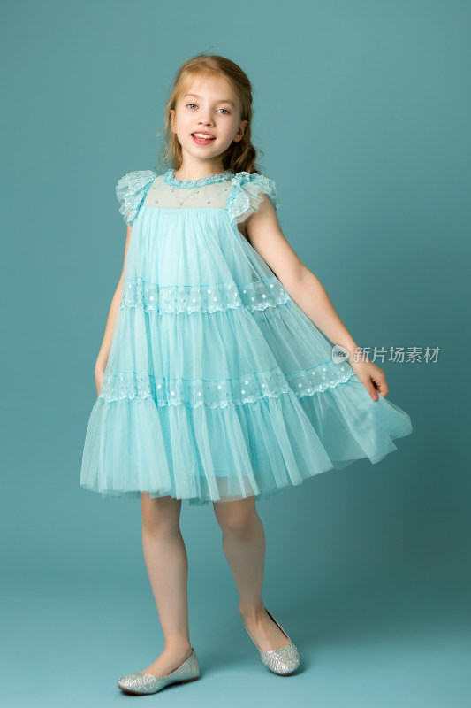 穿浅蓝色纱裙的小女孩