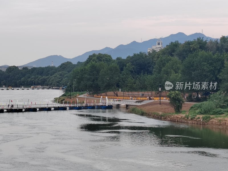 水边码头及山林景色的自然风光