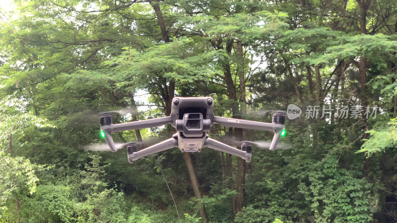 丛林中飞行的无人机