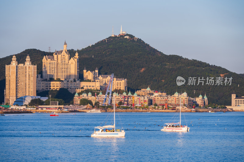 黄昏时大连星海湾海面上的游船