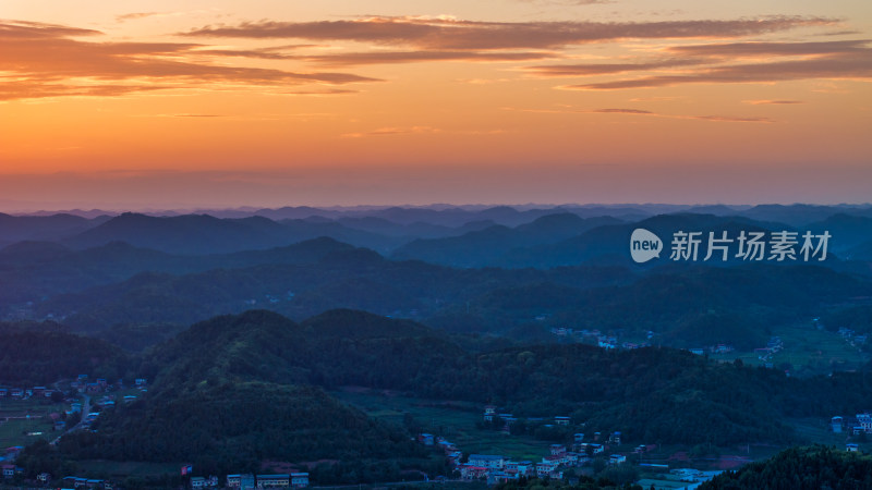 夕阳下四川德阳苍山镇丘陵地区的乡村农田