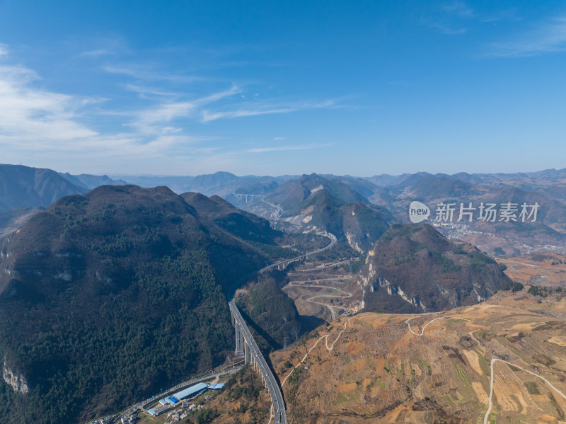 山间城镇全景，高架公路贯穿其中