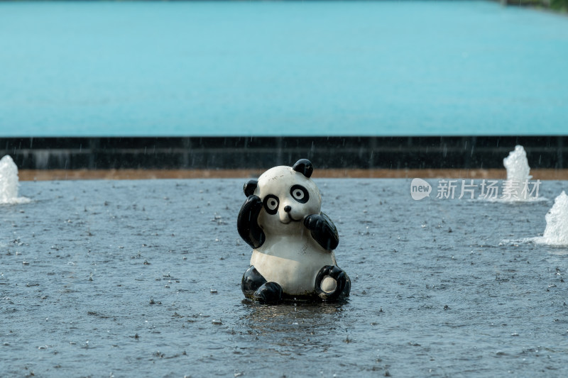 雨中泳池边的熊猫摆件