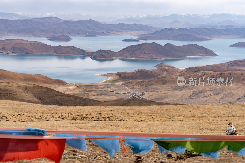 西藏山南羊卓雍措圣湖神湖蓝色藏地圣湖雪山