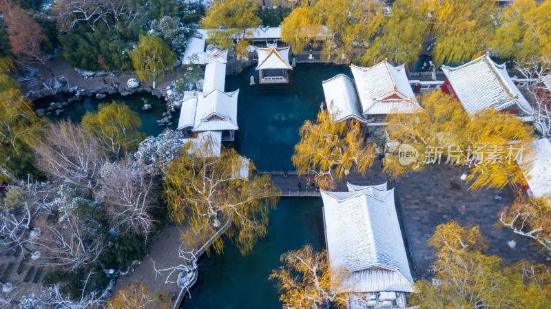 山东济南大明湖趵突泉泉水冬天雾气雪景