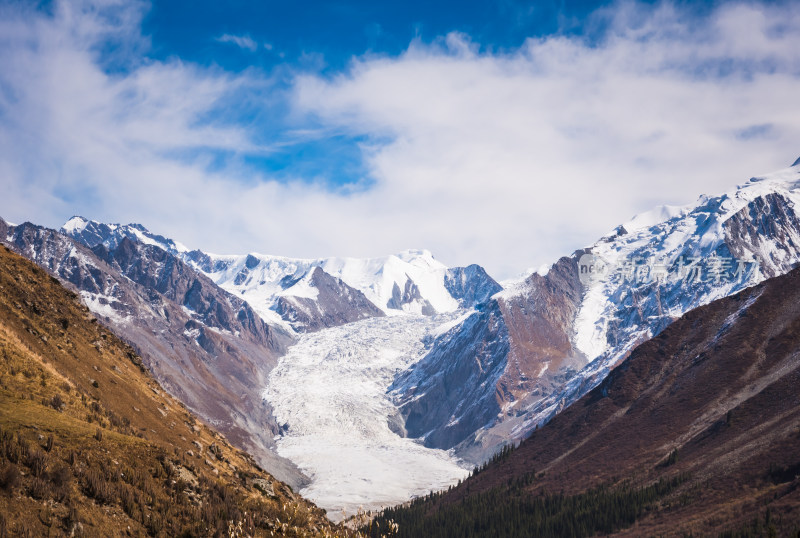 新疆天山山脉宏伟雪山冰川风景