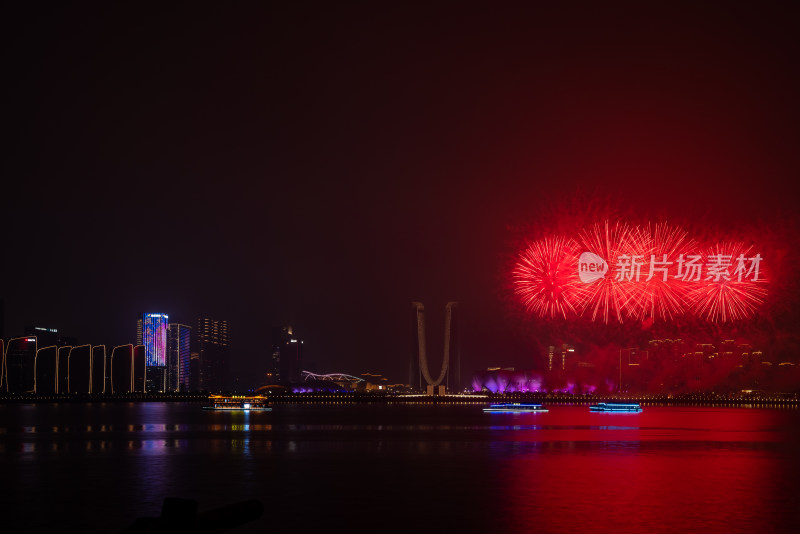 城市夜空的璀璨烟花与绚丽灯光秀