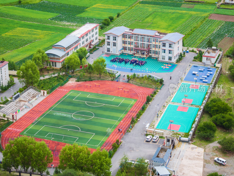 俯瞰云南迪庆贫困山区学校环境