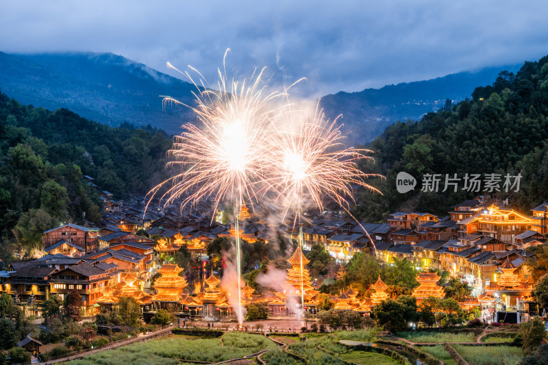 山村夜景烟花绽放