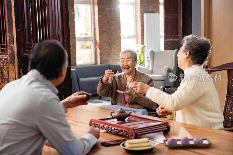 快乐的老年人聚在一起喝茶聊天