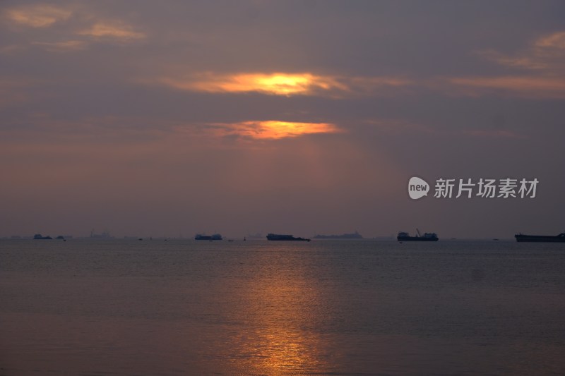 海上日落及船只景象