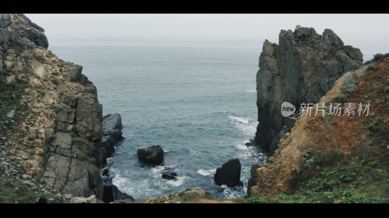 海边岩石景观与拍照人物