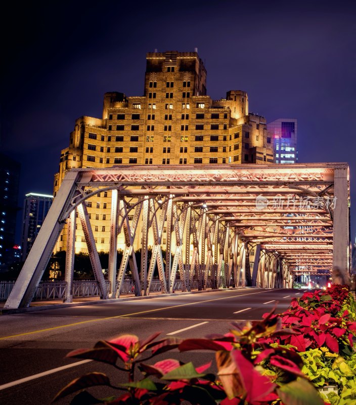 夜晚城市桥梁与高楼夜景