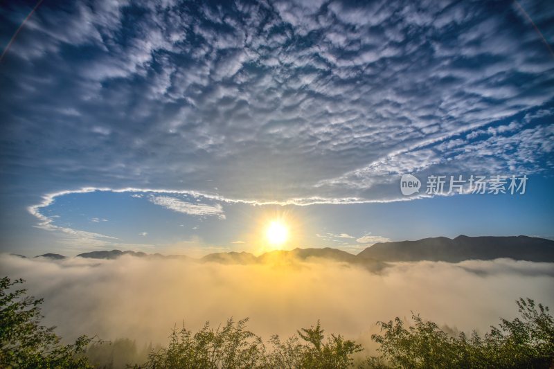 重庆酉阳：青山白纱俏村庄