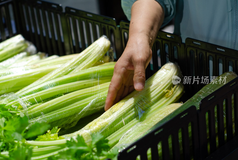 菜市场挑选蔬菜手部特写