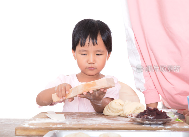 中国小女孩在向妈妈学习做中秋节的月饼